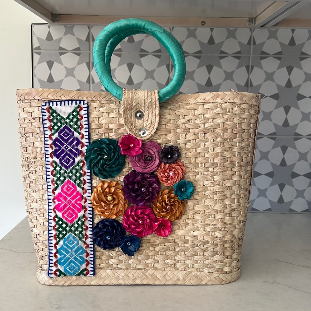 Mexican straw bag with embroidery and flowers NWOT